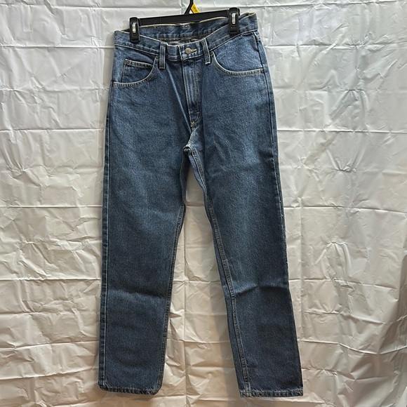 NWT Blue Straight Leg Wrangler Jeans with Classic Fit 31x30 - Picture 1 of 4